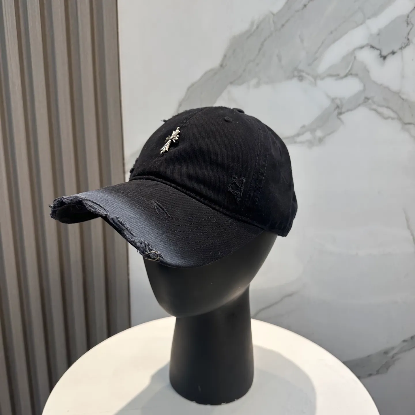 P60 Crow Heart 🆕🆕New baseball cap, stylish and classic cross logo, casual with a cool feeling, unisex style, same style for men and women! Very easy to match! Head circumference: 56-58cm is available